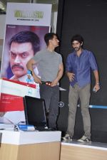 Aamir Khan, Gaurav Kapoor at Windows 8 launch in Inorbit Mall, Mumbai on 11th Nov 2012 (30).JPG